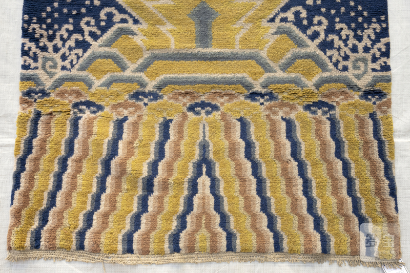 An unusual pair of pillar rugs - 图3